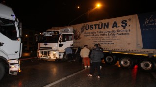 Yağışlı havada kayan tır karayolunu trafiğe kapattı