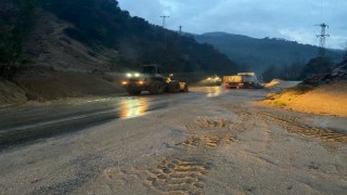 Yağmurdan kapanan yolu Büyükşehir ekipleri kısa sürede açtı