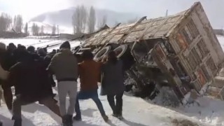 Yan yatan kamyonu bağladıkları ipi çekerek kaldırdılar