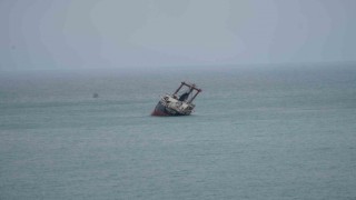 Yan yatarak Kastamonuda kıyıya vuran yük gemisi batma tehlikesi yaşıyor