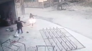 Yanan tenekeye tekme attı, arkadaşını yaktı