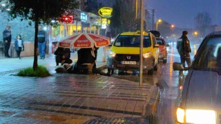 Yaralıyı yağmurdan böyle korudular