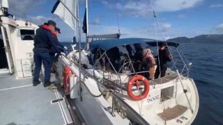 Yardım talebinde bulunan yelkenli teknedeki 29 göçmen kurtarıldı