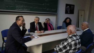Yaşlı öğrenciler mezun olmak istemeyince, çözüm yüksek lisansta bulundu