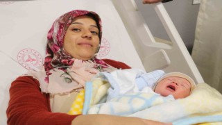 Yılın ilk bebeği depremkentte dünyaya geldi