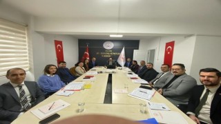 Yoğun kar yağışında vatandaşa yardım için kolları sıvadı