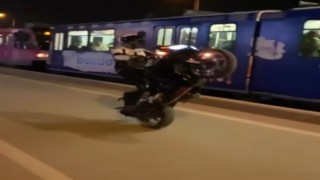 Yoğun trafikte motosikletin önünü kaldırarak akrobatik hareketler yaptı
