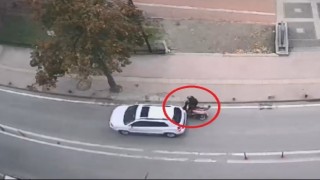 Yolda aniden durup geri hareket eden araç, az daha motosikletliyi eziyordu