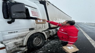 Yolda kalan araçlardaki vatandaşlara sıcak çay ve çorba ikramı