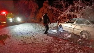 Yolda kalan iki araç ekipler tarafından kurtarıldı