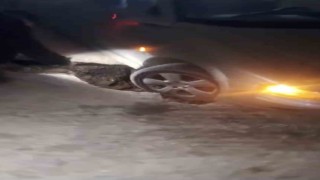 Yolda oluşan çukura araç düştü