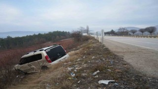 Yolu şaşıran sürücü, tarlaya uçtu: 3 yaralı