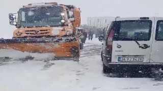Yüksekova-Şemdinli kara yolunda çok sayıda araç mahsur kaldı
