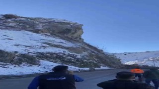 Yüksekova-Van karayolunda dağdan kopan kaya parçaları kameraya yansıdı