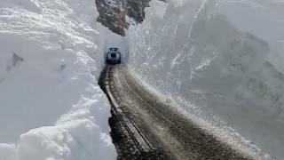 Yüksekovada kardan 8 metrelik tüneller açıldı