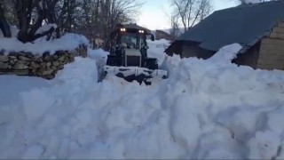 Yüksekovada karla mücadele çalışması sürüyor