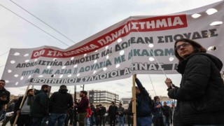 Yunanistanda öğrenciler sokağa indi
