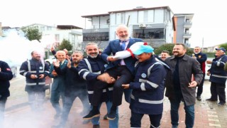 Yüzde 60 zam alan işçileri belediye başkanını omuzlarda taşıdı