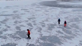 Yüzeyi donan gölün üzerinde buz pateni keyfi yaşadılar