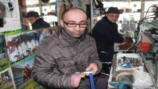 Zamanı tek parmağının ucunda oynatıyor