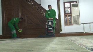 Zeytinburnunda camiler gül suyuyla yıkandı