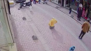 Zeytinburnunda içinde 3 bin dolar ve 2 araç anahtarı bulunan çantayı çalıp soyundu