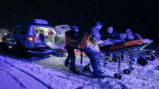 Zorlu kış şartlarında paletli ambulans ile 72 yaşındaki hastaya ulaştılar