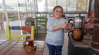 1 metre 35 cm boyundaki Saadet, her şeye rağmen zorlukları aşıyor