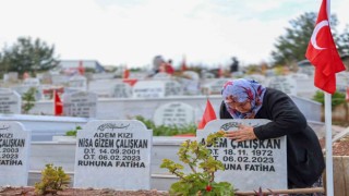 11 kuzusunun mezar taşlarını öpüp okşayarak teselli arıyor
