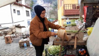 18 yaşındaki genç kız 7 yaşından beri pazar tezgahının başında