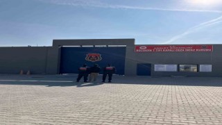 2 ayrı suçtan aranan şahsı jandarma yakaladı