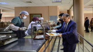 3 çeşit yemek 14 TL: Menüyü bu kez öğrenciler belirledi, rektör de eşlik etti