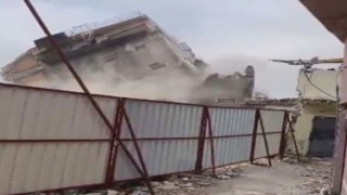 4 katlı bina, iş makinasının darbesiyle kağıt gibi yerle bir oldu