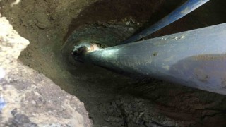 5 metrelik sondaj kuyusuna düşen minik kız için nefes kesen kurtarma
