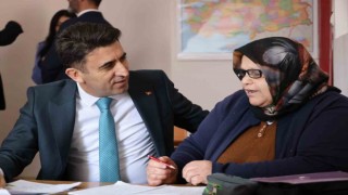 62 yaşındaki kadının okuma yazma azmi örnek oldu