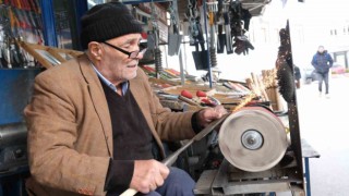 81 yaşındaki usta ilk günkü hevesle mesleğini sürdürüyor