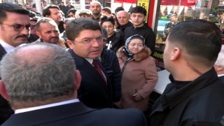 Adalet Bakanı Tunçtan kıraathanedeki vatandaşlarla esprili sohbet