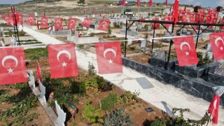 Adanada deprem mezarlığı Türk bayrakları ile donatıldı