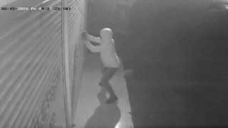 Adanada maskeli şahıslar iş yerlerini işaretledi