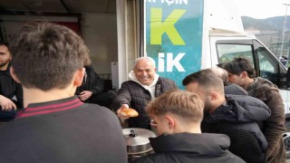 AK Partiden maçın devre arasında taraftarlara çay simit ikramı
