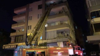 Alanyada dört katlı binanın en üst katındaki yangın korkuttu