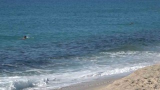 Alanyada güzel havayı fırsat bilen turistler deniz kenarına koştu