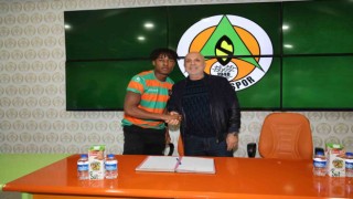 Alanyaspor, Nijeryalı genç futbolcu Akinlosotu ile profesyonel sözleşme imzaladı