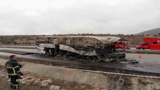 Alev alev yanan otobüsten geriye iskeleti kaldı: 2 kişi öldü, 5 kişi yaralandı