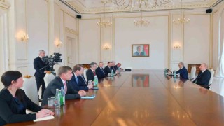 Aliyev'den Macron ve Borell'e tepki: Azerbaycan kendi topraklarını ve egemenliğini sağlamak için diğer ülkelerin attığı adımlardan farklı adımlar atmıyor”