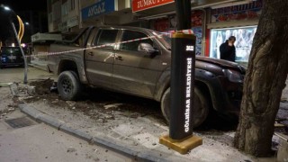 Alkollü sürücü kontrolü kaybetti, araçları biçip mermer saksıya çarptı: 5 yaralı