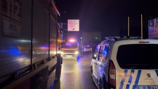 Alkollü sürücü yol ayrımındaki direğe çarptı: 3 arkadaş otomobilde sıkıştı