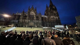 Almanyada 6 Şubat depreminin yıldönümünde tarihi Dom Katedrali önünde anma programı