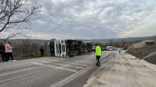 Amasyada tır yan yatarak devrildi