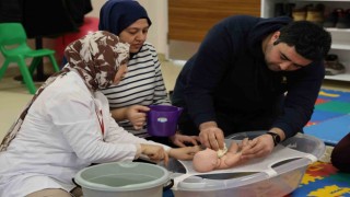 Anne ve baba adayları doğum öncesi ve sonrası için eğitim alıyor